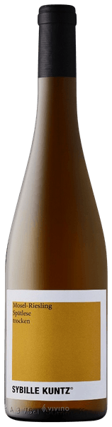 En glasflaska med Sybille Kuntz Riesling Spätlese Trocken 2015, ett vitt vin från Mosel i Tyskland