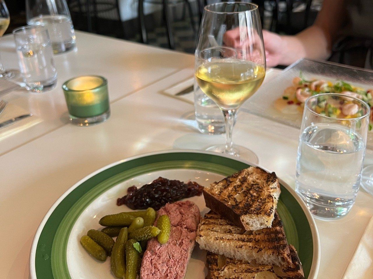 Mat på en tallrik på restaurang i Göteborg
