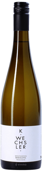 En lättare glasflaska med Katharina Wechsler Riesling Trocken 2023, ett vitt vin från Rheinhessen i Tyskland