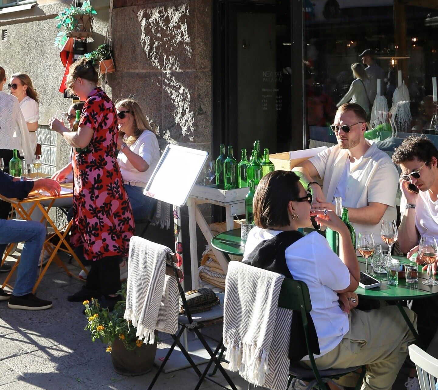 Uteservering på vinbaren Nektar en sommarkväll