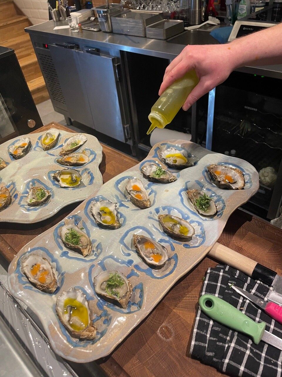 Ostron serveras på Muscadetbaren