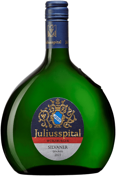 En glasflaska med Juliusspital Würzburger Silvaner trocken, 2022, ett vitt vin från Franken i Tyskland