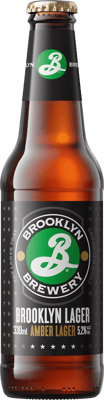 En glasflaska med Brooklyn Lager, en mellanmörk & Mörk lager från Internationellt märke