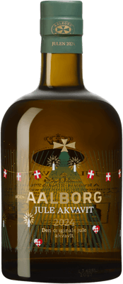 En glasflaska med Aalborg Juleakvavit, en akvavit från Danmark