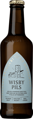 En glasflaska med Gotlands Bryggeri Wisby Pils, en ljus lager från Sverige