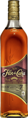 En glasflaska med Flor de Caña Gran Reserva 7 Years, en rom från Nicaragua