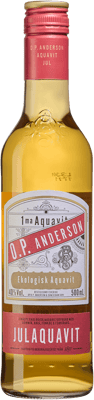 En glasflaska med O.P. Anderson Julaquavit, en akvavit från Sverige