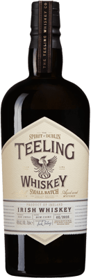 En glasflaska med Teeling Rum Cask, en whisky från Irland