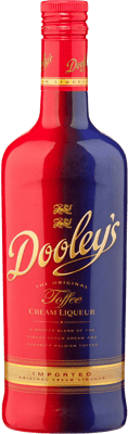 En glasflaska med Dooley’s, en likör från Tyskland