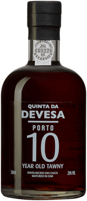 En glasflaska med Quinta da Devesa 10 Years Tawny, en starkvin från Douro i Portugal