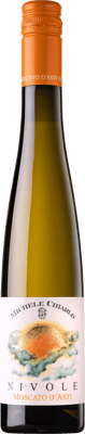 En glasflaska med Nivole Moscato d’Asti, ett vitt vin från Piemonte i Italien