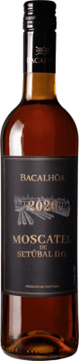 En lättare glasflaska med Bacalhoa Moscatel de Setúbal, en starkvin från Península de Setúbal i Portugal