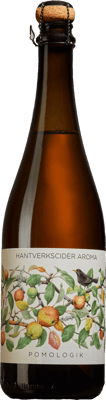 En glasflaska med Pomologik Aroma 2019, en cider från Sverige