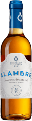 En glasflaska med Alambre Moscatel de Setúbal, en starkvin från Península de Setúbal i Portugal