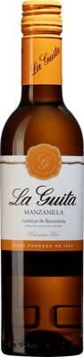 En lättare glasflaska med La Guita Manzanilla, en starkvin från Andalusien i Spanien