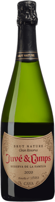 En glasflaska med Juvé & Camps Reserva, en mousserande från Cava i Spanien