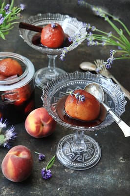 Persikor i rödvin med lättvispad grädde