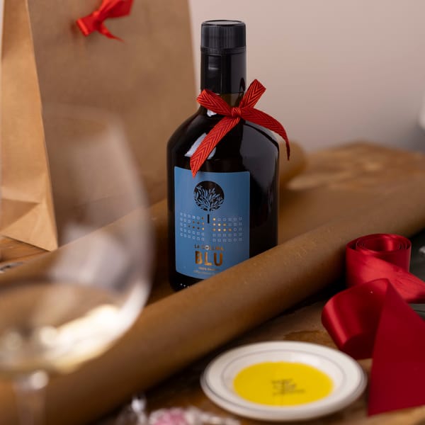 la collina blu olivolja med röd rosett och julstämning