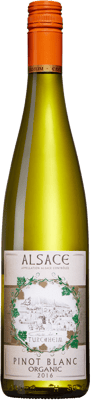 En glasflaska med Turckheim Pinot Blanc Organic, ett vitt vin från Alsace i Frankrike