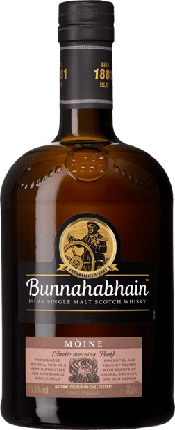 En glasflaska med Bunnahabhain Mòine, en whisky från Skottland i Storbritannien
