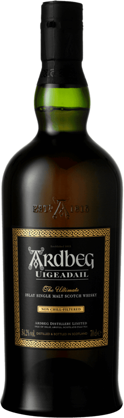 En glasflaska med Ardbeg Uigeadail, en whisky från Skottland i Storbritannien