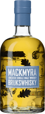 En glasflaska med Mackmyra Brukswhisky, en whisky från Gävleborgs län i Sverige