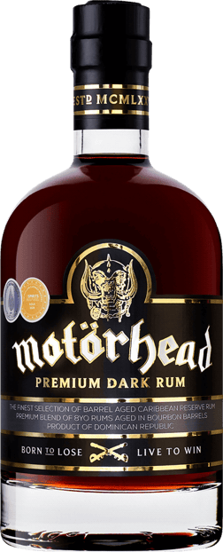 En glasflaska med Motörhead Premium Dark Rum, en rom från Dominikanska Republiken