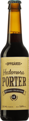 En glasflaska med Oppigårds Hedemora Porter, en porter & Stout från Dalarnas län i Sverige