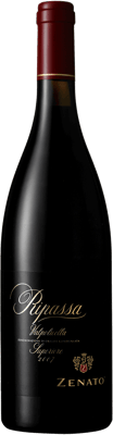 En glasflaska med Zenato Ripassa Superiore, ett rött vin från Venetien i Italien