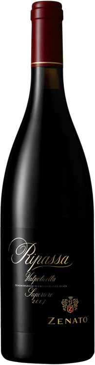 En glasflaska med Zenato Ripassa Superiore, ett rött vin från Venetien i Italien