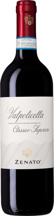 En lättare glasflaska med Zenato Valpolicella Classico Superiore 2019, ett rött vin från Venetien i Italien