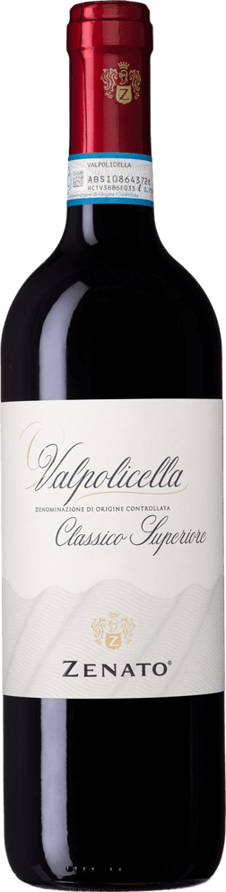 En lättare glasflaska med Zenato Valpolicella Classico Superiore, ett rött vin från Venetien i Italien