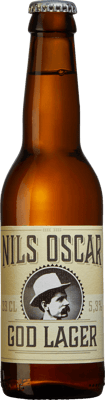 En glasflaska med Nils Oscar God Lager, en ljus lager från Södermanlands län i Sverige
