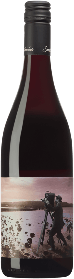 En glasflaska med Small Wonder Landscape Pinot Noir 2023, ett rött vin från Tasmanien i Australien