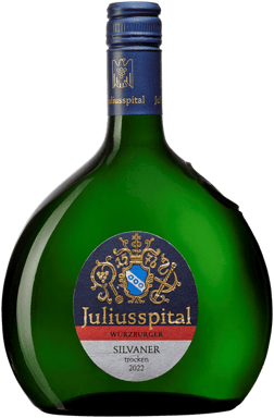 En glasflaska med Juliusspital Würzburger Silvaner Trocken 2022, ett vitt vin från Franken i Tyskland