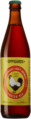 En glasflaska med Oppigårds Easter Ale, en ale från Sverige