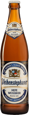 En glasflaska med Weihenstephaner Hefe Weissbier, en veteöl från Tyskland