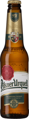 En glasflaska med Pilsner Urquell, en ljus lager från Tjeckien