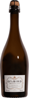 En glasflaska med Oddbird Spumante Non Alcoholic, en mousserande från Italien