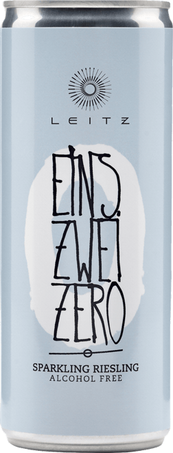 En burk med Leitz Eins Zwei Zero Sparkling Riesling, en mousserande från Tyskland