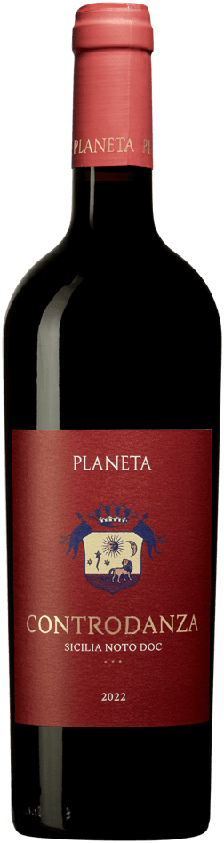 En glasflaska med Contradanza Planeta 2022, ett rött vin från Sicilien i Italien
