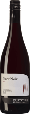 En lättare glasflaska med Cantina Kurtatsch Pinot Noir, ett rött vin från Trentino-Alto Adige i Italien
