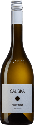 En glasflaska med Sauska Tokaji Furmint 2020, ett vitt vin från Tokaj i Ungern