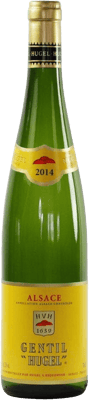 En glasflaska med Hugel Gentil, ett vitt vin från Alsace i Frankrike