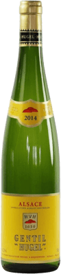 En glasflaska med Hugel Gentil, ett vitt vin från Alsace i Frankrike