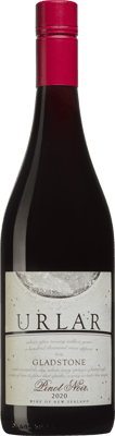 En lättare glasflaska med Urlar Pinot Noir, ett rött vin från Wairarapa i Nya Zeeland
