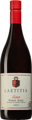 En glasflaska med Laetitia Estate Pinot Noir 2020, ett rött vin från Kalifornien i USA