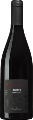 En glasflaska med Fabien Trosset Arbin Mondeuse Avalanche, ett rött vin från Savoie i Frankrike