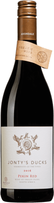 En glasflaska med Jonty’s Ducks Pekin Red 2017, ett rött vin från Western Cape i Sydafrika
