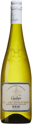 En glasflaska med Muscadet Sèvre et Maine sur lie, ett vitt vin från Loiredalen i Frankrike